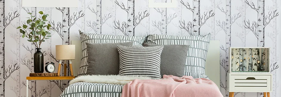 Bett mit Birkenwaldtapete